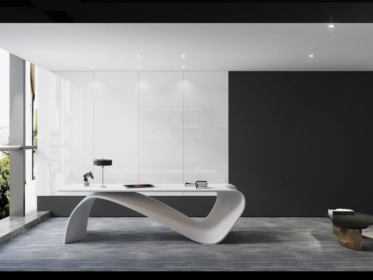 La imagen muestra un despacho moderno y minimalista, dominado por un escritorio de diseño futurista con líneas curvas y fluidas que aportan dinamismo al espacio. El fondo está compuesto por un panel de color blanco brillante, que refleja luz y acentúa la sensación de amplitud, junto con una pared lateral en negro que aporta contraste y sofisticación.  A la izquierda, un ventanal de gran tamaño permite la entrada de abundante luz natural, conectando el espacio interior con el exterior y ofreciendo vistas de vegetación. Sobre el escritorio, se observan algunos elementos decorativos discretos, como una lámpara de diseño contemporáneo y un pequeño objeto decorativo en forma de busto, que añaden un toque personal sin romper la estética limpia. El suelo está cubierto por una alfombra en tonos grises que complementa el ambiente elegante y profesional. Este despacho es un ejemplo perfecto de diseño funcional y vanguardista.